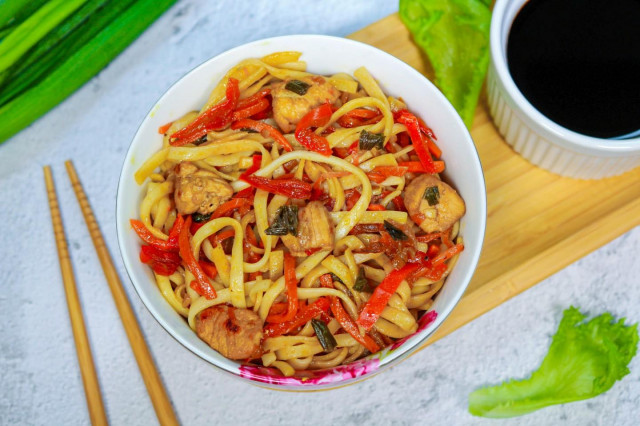 Wok noodles with chicken and vegetables