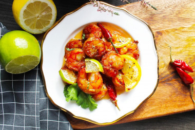 Fried shrimp with garlic in soy sauce in a frying pan