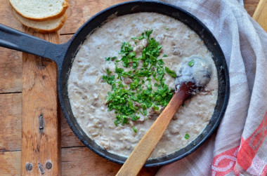 Chicken liver in sour cream with onions, fried in a pan