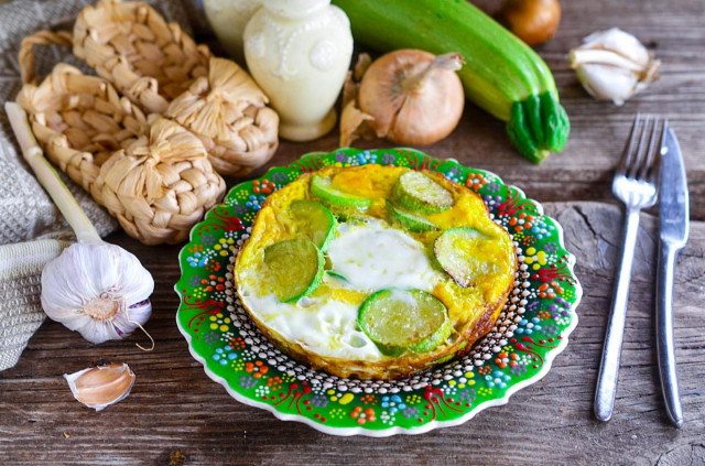 Fried zucchini with egg