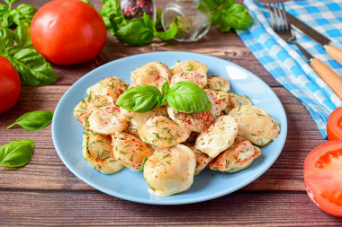 Fried dumplings with sour cream in a pan