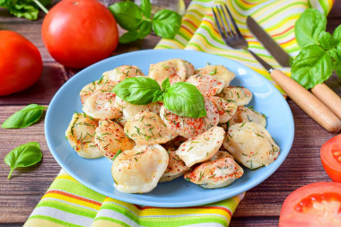 Fried dumplings with sour cream in a pan