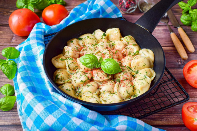 Fried dumplings with sour cream in a pan