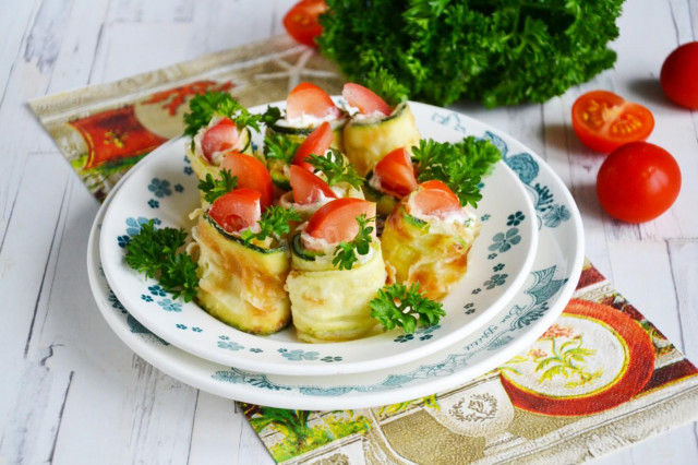 Fried zucchini with garlic and tomatoes