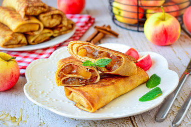 Pancakes stuffed with apples and cinnamon