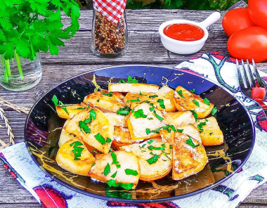 Fried potatoes in sour cream