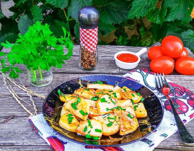 Fried potatoes in sour cream