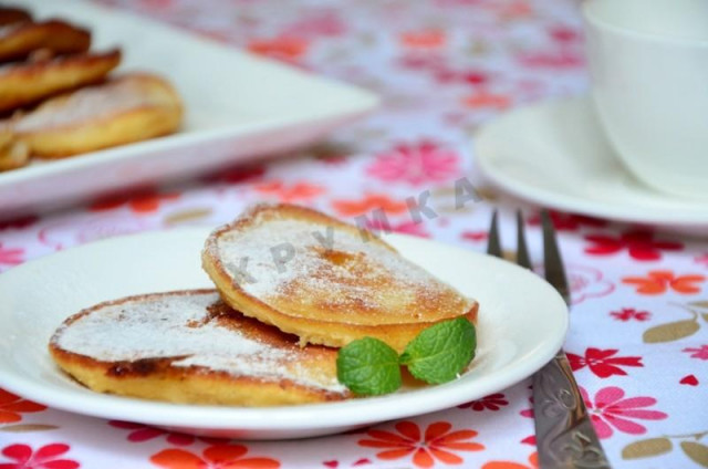 Fried apples in batter with milk quickly and delicious