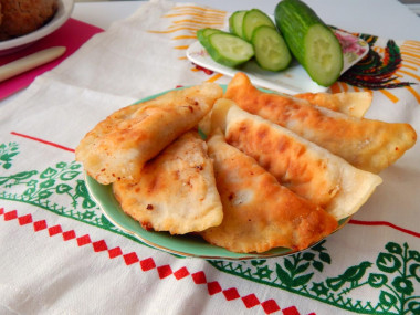 Deep-fried pies with meat