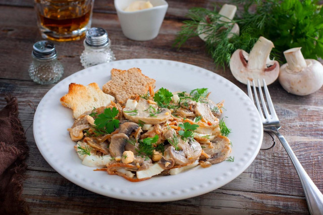 Salad with fried mushrooms, carrots and onions