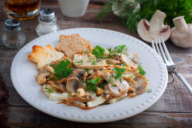 Salad with fried mushrooms, carrots and onions