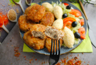 Minced meat cutlets with loaf and milk