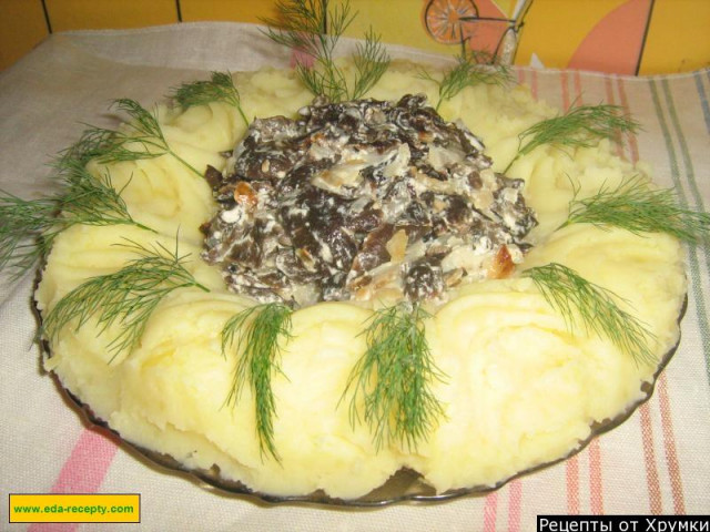 Fried mushrooms in sour cream with onions