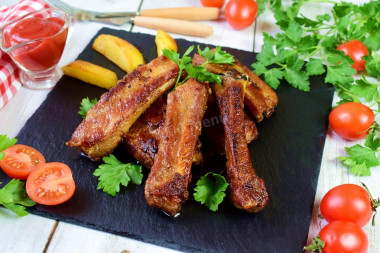 Pan-fried pork ribs with onions