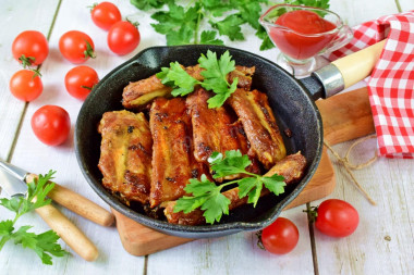 Pan-fried pork ribs with onions