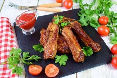 Pan-fried pork ribs with onions