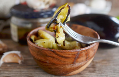 Fried eggplant for winter with garlic