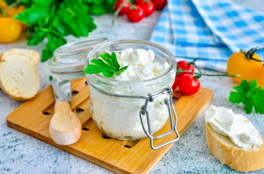 Cottage cheese made from frozen kefir