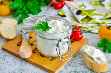 Cottage cheese made from frozen kefir