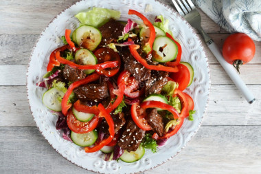 Grilled beef salad with sesame seeds and pepper