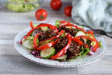 Grilled beef salad with sesame seeds and pepper