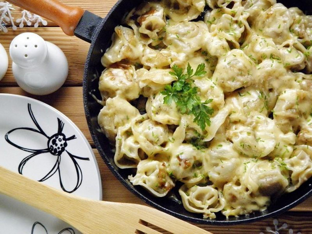 Fried dumplings with mayonnaise and cheese