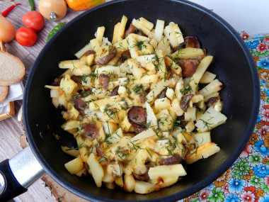 Fried potatoes with fresh honey mushrooms and onions