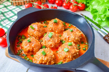 Hedgehogs with rice with tomato paste