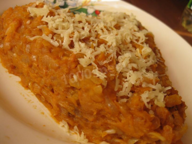 Fried beans with onions and hard cheese