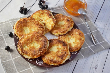 Cheesecakes with semolina and cottage cheese fried in a frying pan