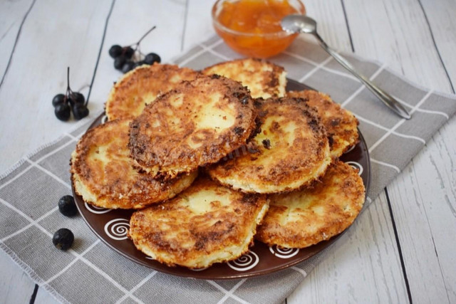 Cheesecakes with semolina and cottage cheese fried in a frying pan