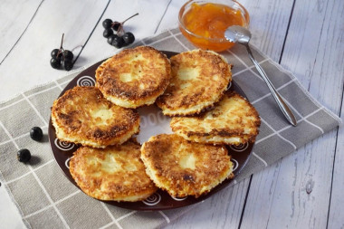 Cheesecakes with semolina and cottage cheese fried in a frying pan