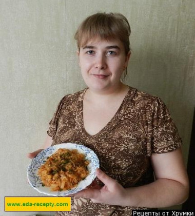 Fried cabbage, tomatoes and carrots in a frying pan