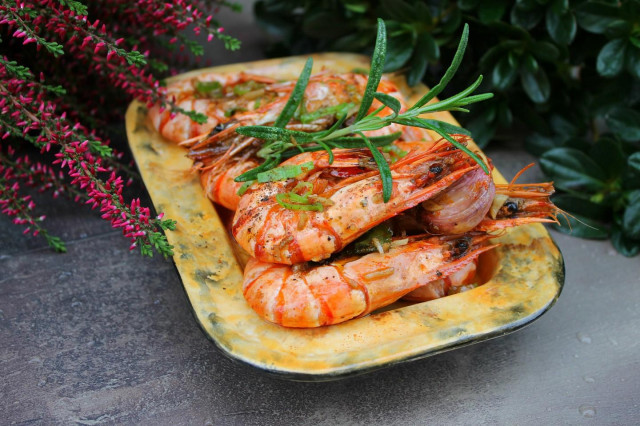 Fried shrimp in a shell with garlic