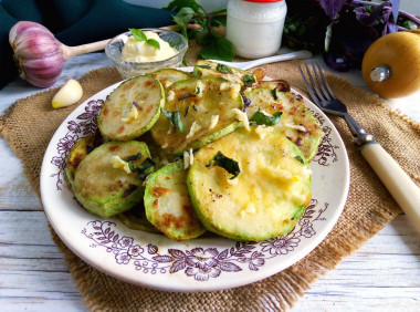 Fried young zucchini with mayonnaise and garlic sauce