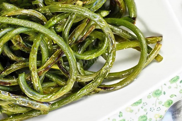 Fried garlic arrows for winter