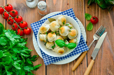 Dumplings fried in vegetable oil