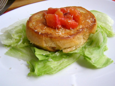 Fried sandwiches with tomatoes and cheese