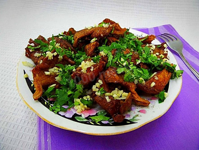 Fried oyster mushrooms with garlic and herbs