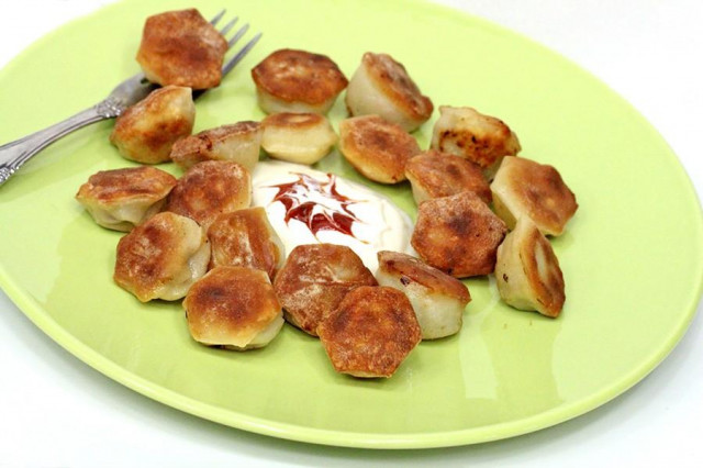 Fried dumplings in a slow cooker