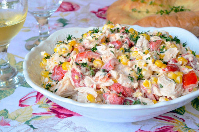 Salad with fried chicken, baked pepper and thyme