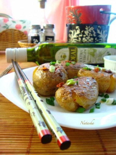 Fried potatoes with pepper and salt