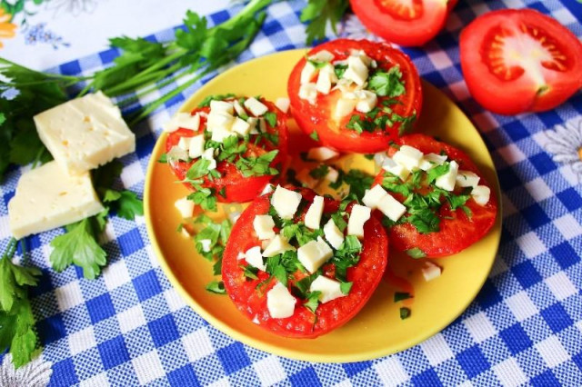 Fried tomatoes with cheese and garlic