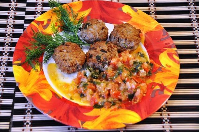 Fried meatballs with tomato sauce