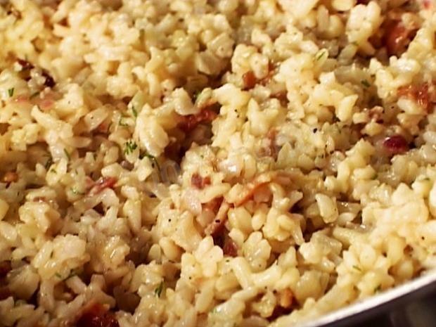 Warm salad with fried bacon and brown rice