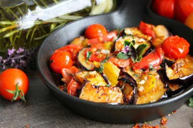 Eggplant in a frying pan with garlic and tomatoes quickly