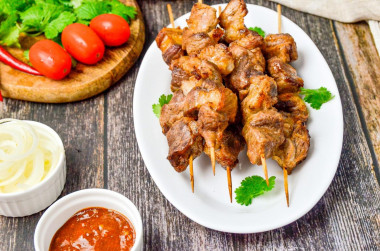 Barbecue on pork skewers in the oven