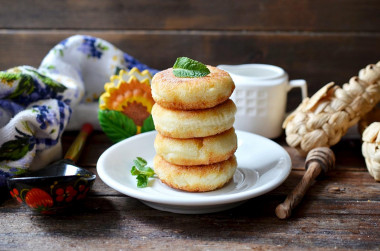 Fluffy cheesecakes with semolina in a frying pan