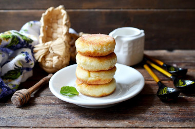 Fluffy cheesecakes with semolina in a frying pan