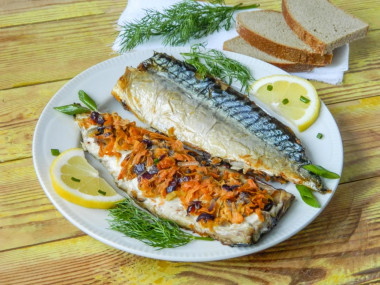 Mackerel with onions and carrots baked in the oven